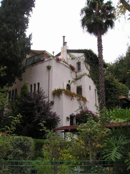 V Jeruzalémě existuje již od doby Britského mandátu zákon, podle něhož musí být všechny domy pokryty světlým tzv. Jeruzalémským kamenem. Dům na obrázku tento zákon nedodržuje a v Jeruzalémě vypadá tak trochu nepatřičně (přesto, že je moc hezký)/Since the British Mandate, a Jerusalem law states that every house in the city has to be covered with a yellow "Jerusalem stone." The architect of this house broke this rule creating a building that looks slightly inappropiate in the town despite it being quite nice otherwise