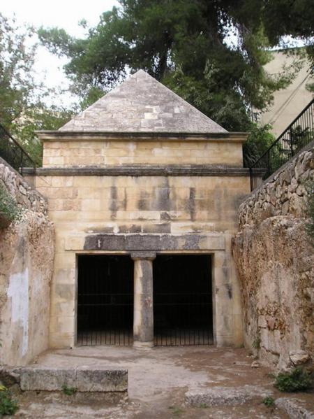 Jasonova hrobka z 2. stol př.n.l. - zapomenutý kus starověku uprostřed moderní čtvrti/Jason´s tumb from Hasmonean period - a piece of antiquity in the middle of a modern neighbourhood