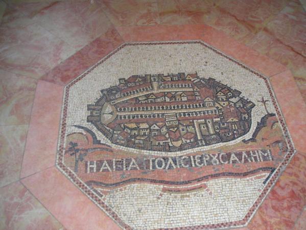 Mozaika Jeruzaléma na podlaze její recepce/ Jerusalem mosaic on the floor of its reception