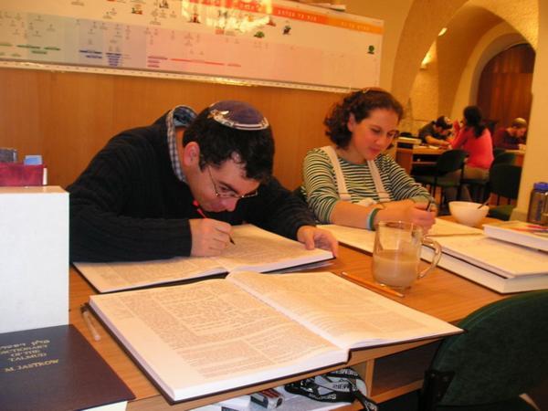 Takhle Adiv předstírá studijní zanícení (v pozadí Sheri)/Adiv pretending studious fervour (Sheri in the background)