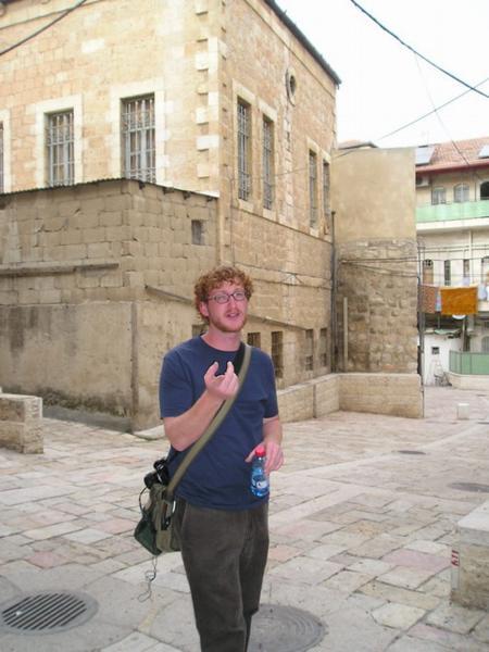 1:20-3:20pm Odpolední modlitba mincha a pak ulpan nebo, máte-li štěstí, hodina volna (tady jsem na knižním nákupu s Jacobem v Mea Shearim)/Mincha and after that Hebrew/other short class or a free hour (here bookshopping in Mea Shearim with Jacob)