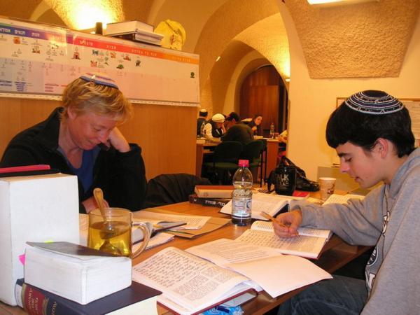 3:20-5:00pm Odpolední chavruta (fotky jsem fotila v pondělí, takže máme hodinu "Chumaš s Rašiho komentářem," můj chavruta Dani a Clary, která s námi na skok studuje vždy jednou týdně)/ Afternoon chavruta (this was taken on Monday, which means we are having "Chumash and Rashi class" (My chavruta Dani and Clary who joins us once week for this class)