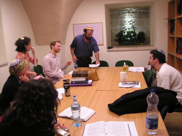 5:00-6:15pm Hodina chumaš a Raši se Shayiou (Rumcajs v pruhované kipě, moje nejoblíbenější hodina)/Chumash and Rashi class with Shayia