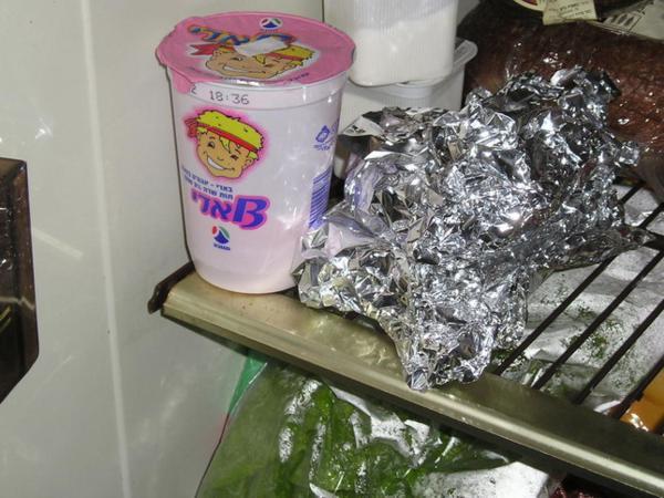 6:30am Dobalím z večera připravené věci do školy, beru z lednice připravený oběd/Paking the bag for school (including a lunch which I prepare the day before)