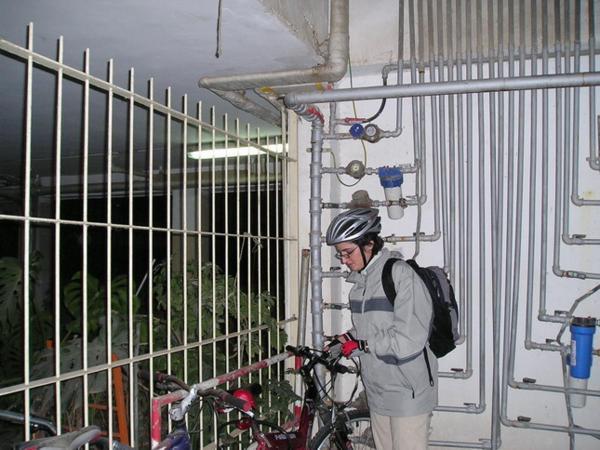 mezi/between 7:30 and 10pm přijedu (hladová) domů/coming home (hungry)