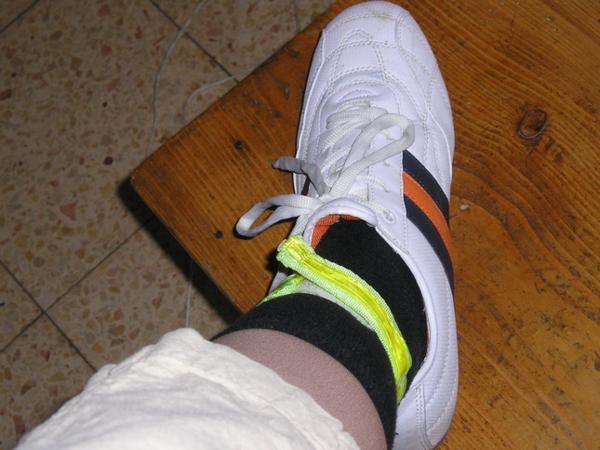 6:45am V ideálním případě se navlékám do odrazek a vyrážím ze dveří (většinou je celý ranní proces zpožděný tak o 10-15min)/Ideally, I am putting on all kinds of protective bicycle stuff and I am leaving the house (most of the days, however, all of the first steps are 10-15 min delayed)