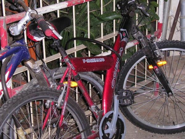 6:51am Nasedám na kolo a spurtuji do školy (během období dešťů jsem přestala kolo mýt, je to úplně zbytečné)/Mounting the bike and leaving for school (With the start of the rain season, I stopped cleaning my bike - it is absolutely futile)
