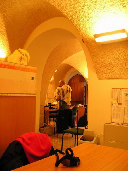 7:20am Po té, co jsem se převlékla z kraťasů do decentního oblečení a sundala si odrazky, se zarudlým obličejem a stále zrychleným dechem začínám ranní modlitbu šachrit v beit midraši naší ješivy/After changing my shorts for a more decent outfit, I am joining the shachrit in the Yeshiva Beit Midrash, still red in my face, breathing heavily.