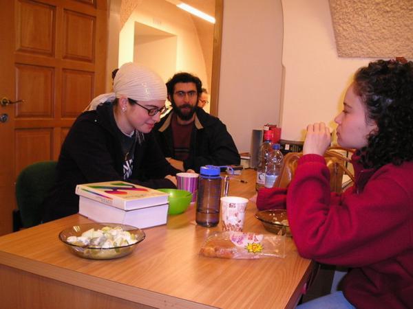 8:20am Vyndaváme snídaně a pouštíme se do jídla.../People take out their oats, start to eat their breakfast...