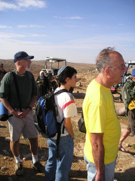 9:30 Přijíždíme a zjišťujeme, co a jak. Zemědělci z palestinské usedlosti plánují zorat několik polí pod svou usedlostí.