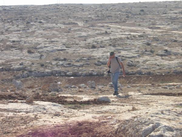 Vedoucí naší skupiny informuje místní policii, že jsme dorazili na místo