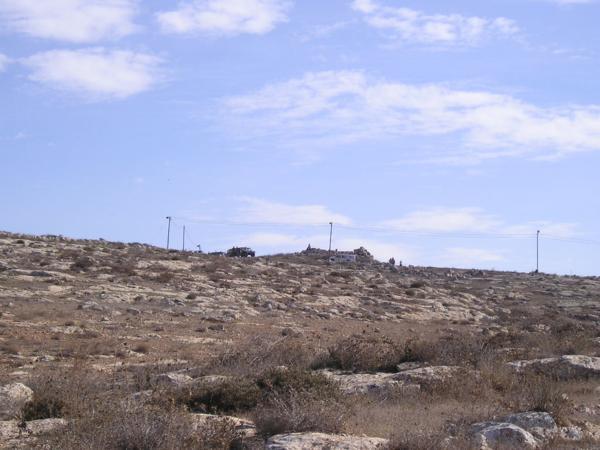 Skupina vojáků společně s dobrovolníky čeká, co se bude dít dál. Naše skupina stojí u pole, kde hrstka farmářů zorala pole a chystá se sít