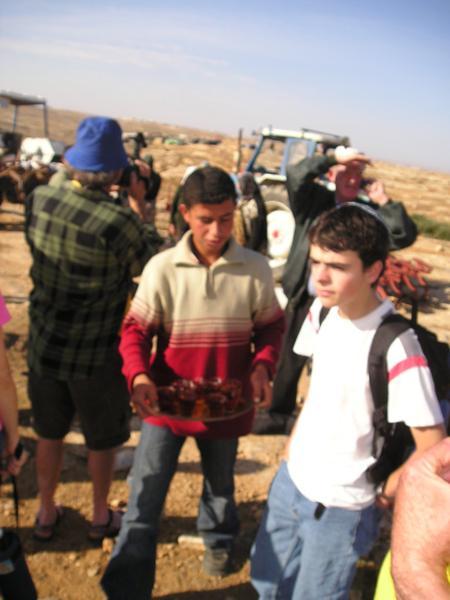 V arabském světě se "ani do války nejde bez šálku čaje." Já svůj piji s velkým sebezapřením (na Blízkém východě je pravidlem číslo jedna nepít vodu z neznámého zdroje)