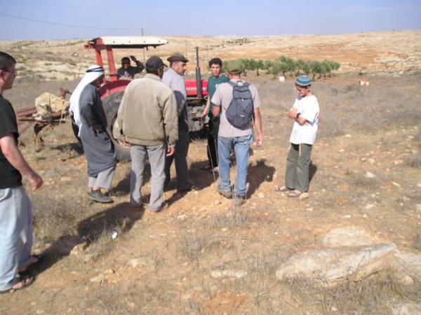 Pouštíme se do patetického slovního boje, který zjevně nikam nevede. Jim je jasné, že farmáři, potenciální terroristé, orají na jejich zemi, kterou Bůh zaslíbil židům před tisíci let. My jsme levičáci, kteří škodí Izraeli, chováme se jako gójové a nacisti. Argumentovat právem Palestinců na oděláváním vlastní půdy, Biblí, lidskými právy na důstojnost a obživu se míjí účinkem. Apel na morální intuici a upozorňování na bezvýchodnost cyklu ubližování civilistům na obou stranách nemá význam.