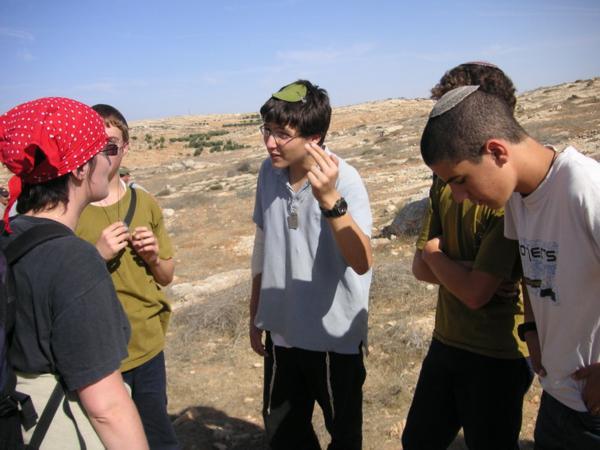 Mladí osadníci dosáhli svého - farmáři sice stihli zorat, ale nestihli zasít. Odcházíme k druhé skupině