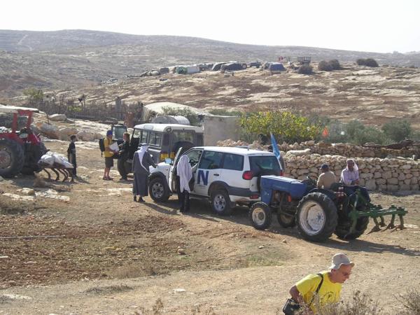 Osadníci, armáda a farmáři se po střetu domluvili, že farmáři mohou doorat rozoorané pole pod podmínkou, že dobrovolníci odjedou a nebudou do situace nadále nijak zasahovat. S křížkem po funuse přijíždí zástupci UN