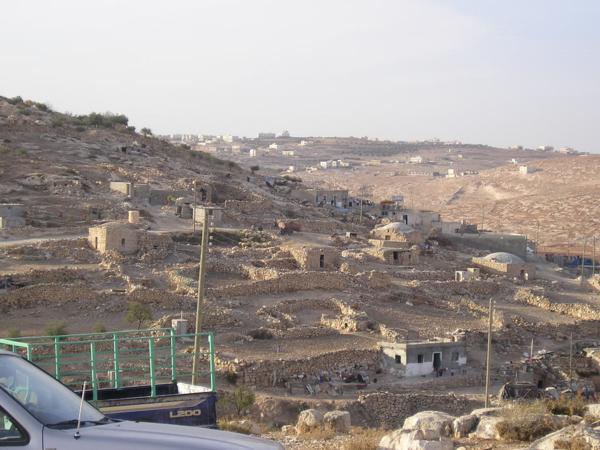 Odjíždíme do další vesnice, kde se jiná skupina dobrovolníků dostala do střetu s armádou. Na obrázku arabská vesnice Maon.