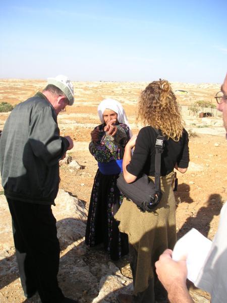 Francouzská novinářka Lulu mluví se ženou nejstaršího farmáře oblečenou do tradičních svátečních šatů