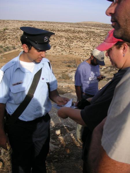 Křesťanský dobrovolník je po přivolání místní policie propuštěn. Jedna z dobrovolnic je jako svědkyně legitimována