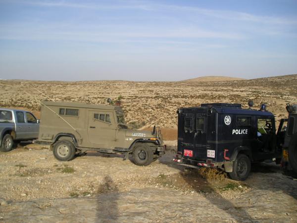 Přijíždí velitel vojenské jednotky, která v oblasti zasahovala. Ukazuje se, že jde o vodního inženýra z Haify, který si v této oblasti odbývá miluim. Pouští se do řeči s Yaakovem. Ujišťuje se, zda se nikomu nic nestalo a připomíná nám, abychom pili dost vody - nemohu se neusmát. V celém dni mého "boje za lidská práva" je toto nejrozumější okamžik.