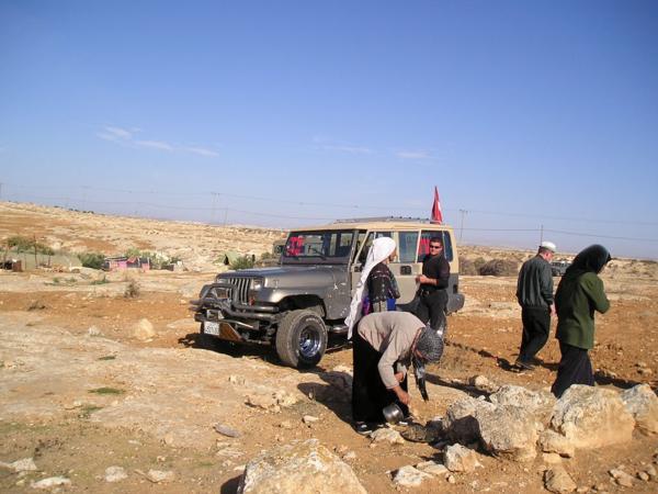 Přijíždějí novináři. Všichni jsou Palestinci. Pracují pro Reuters, Al Džazíru, FTP a další