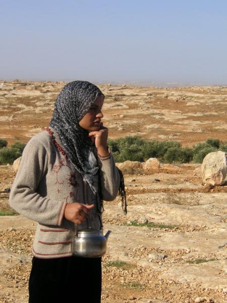 Jedna z palestinských dívek v očekávání událostí začínajícího dne