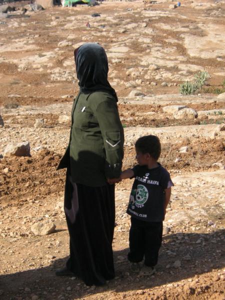 Jiná z palestinských žen (její syn s tričkem izraelského fotbalového klubu Makabi Haifa)