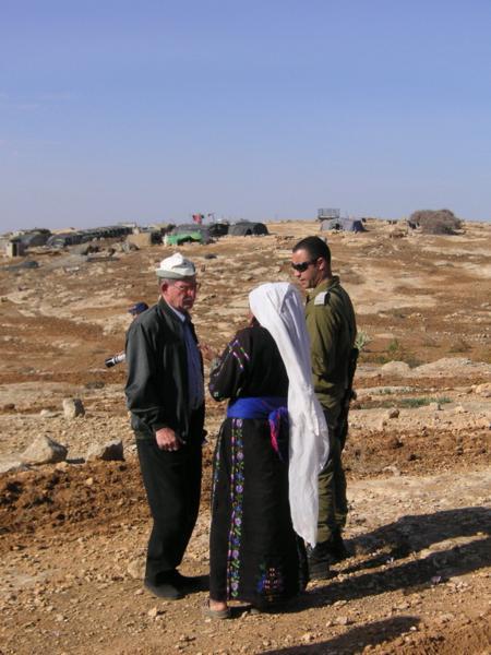 Farmáři s vojákem IDF domlouvají strategii pro práci na poli.