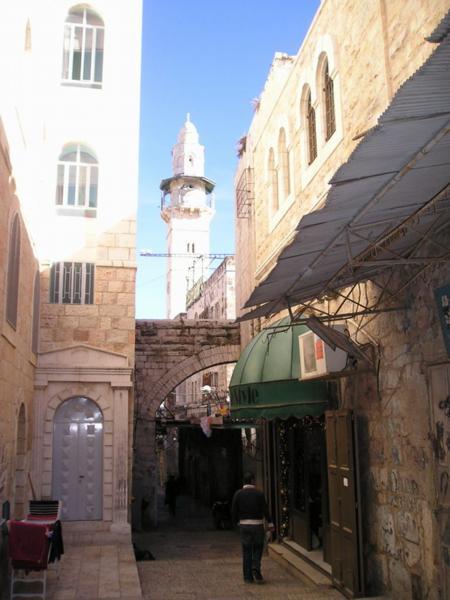 Hranice z muslimskou čtvrtí (všimněte si vánoční výzdoby na obchůdku v popředí)/Border of the Christian and Muslim quarters (notice the Christmas decoration of the shop in the foreground)
