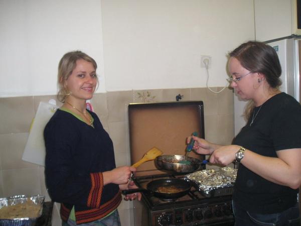 Aleš a Yael připravili pro svoje spolužáky české soiré s česnečkou, smažákem, bramboráky, palačinkami a Čechomorem/Aleš and Yael, my two Czech friends studying at Pardes Institute, hosted a Czech party with traditional Czech dishes and music