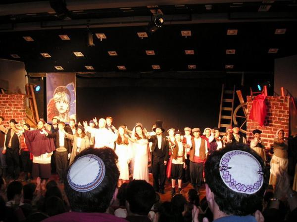 Bylo to úžasné, většinu hlavních rolí hráli moji spolužáci z ješivy, kteří studují na kantory. Byla jsem nadšená!/The production featured a number of my co-students from the Yeshiva