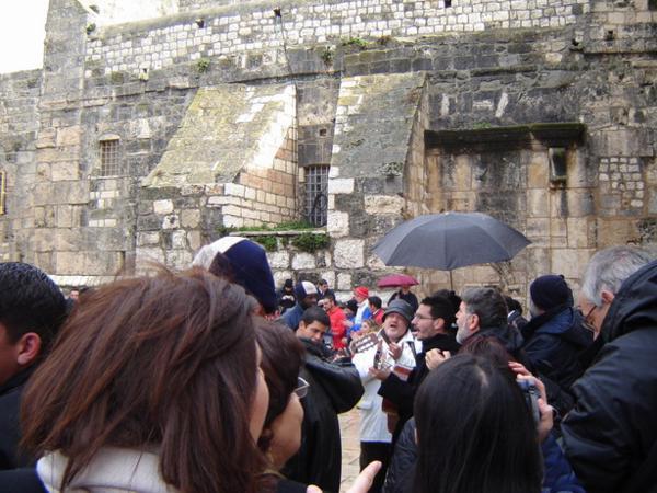 * Španělsky mluvící křesťané tančící před kostelem/Spanish speaking Christians dancing in front of the church