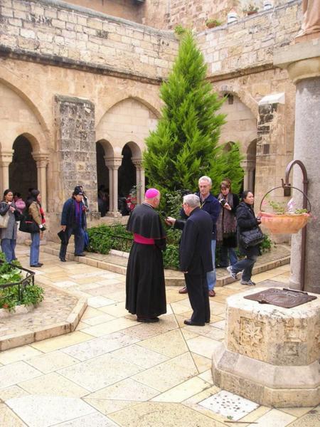Televizní rozhovor s jeruzalémským biskupem/TV interview with the Jerusalem Bishop