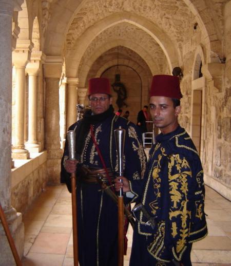 Betlém každoročně o prvním vánočním svátku navštěvuje římskokatolický patriarcha, kterého z Jeruzaléma do Betléma doprovází "turecká stráž" (dnes josu to palestinští křesťané z Jeruzaléma v tureckých kostýmech). Tato tradice pochází z dob Osmanské říše./Beth Lechem is visited by the Roman-catholic patriarch every Christmas day. On his way from Jerusalem, he is acompanied by a Turkish guard. This tradition goes back to the times of Otoman rule over Palestine (the today´s guard are Palestinian Christians from Jerusalem in traditional costumes)