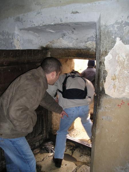 Vchodu do kostela se říká "Brána pokory"/The entrance to the church is traditionally called "the Gate of Humility"