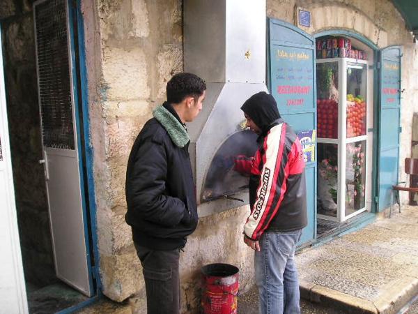 Je libo šašlik?/Paculiar way of preparing Shashlik on the street
