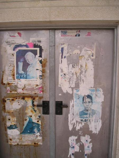 Obskurní kombinace - papež a "palestinský mučedník" respektive palestinský terorista na jedněch vratech/An obscure combination of posters of the pope and a "palestinian martyr" (palestinian terrorist)