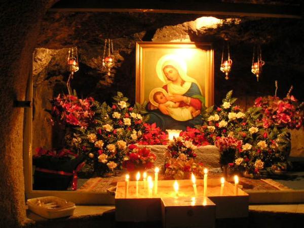 Mléčná grotta, kde podle tradice Marie kolila Ježíše. Když prý kapka jejího mléka spadla na zem, jeskyně mléčně zbělela (dnes je ale celá černá od kouře lamp). Podle jiné tradice se tu Marie, Josef a Ježíš schovávali při tzv. "Vraždění neviňátek"/Milk Grotta - according to one tradition, when Mary nursed Jesus in this cave, a drop of her milk fell on the ground turning the stone of the cave from red to chalkly white (the cave is pitch black from the smoke of the lamps today, though)