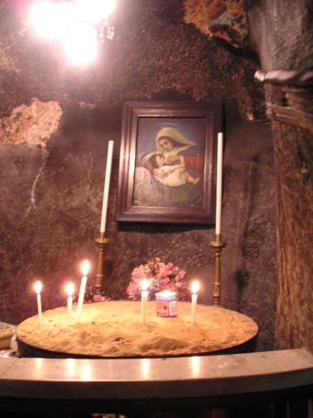 Výjev kojící Panny Marie je v křesťanské tradici velmi neobvyklý (další kulturní zajímavost - jedna ze svíček v popředí je jahrzeitová košer židovská)/An image of a nursing Mary is a rather rare phenomenon (another cultural peculiarity - one of the candles is a Jewish memorial Jahrzeit candle)