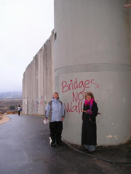 To se snadno řekne, hůře realizuje v praxi (nápis říká "Mosty, ne zdi"). Na obrázku Clary a Eva/Easier said than done. (Clary and Eva next to the wall)