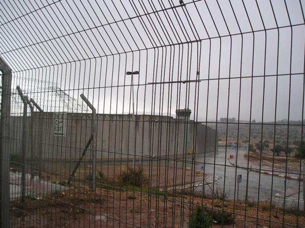 Betlém je zhruba  10 minut cesty autobusem of našeho domu. Město narození Ježíše leží na Západním břehu Jordánu, který je v nyní od židovského Izraele oddělen bezpečnostní bariérou (zdí respektive plotem). Proto každý příchozí musí na cestě projít check-pointem/Beth Lechem is aproximately 10 minutes of a bus ride from our house. As the town is a part of the West Bank territory, one has to pass a check-point both on the way there and back