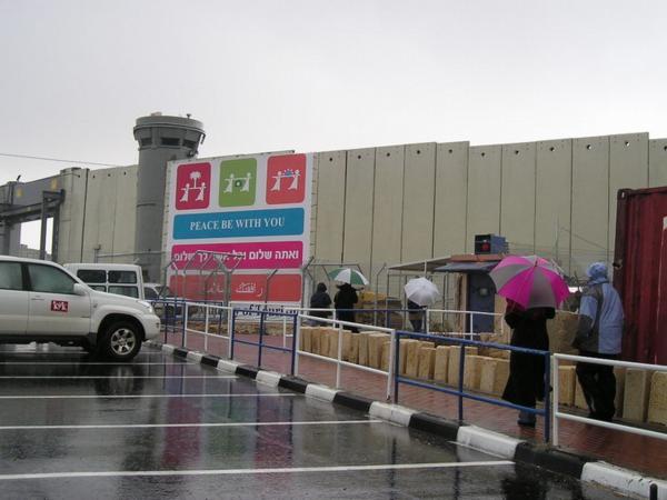 Zeď i check pointy jsou předmětem ostré Izraelské i mezinárodní diskuse. O tomto problému doufejme napíši ještě tento týden./The barrier is a hot and intensively discussed issue both on national and interbational level. I shall hopefully write about it more within a week from now.