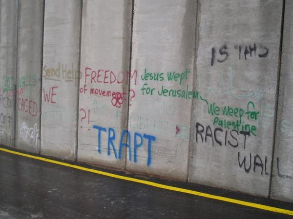 Nápisy na palestinské straně zdi (Betlémský check point). (výjevy zdi (platí to o všech) na těchto stránkách nutně nevyjadřují můj politický názor)/Graphiti on the Palestinian side of the wall (Beth Lechem check point).(the images of the wall pated on this web do not necessarily express my own political view)