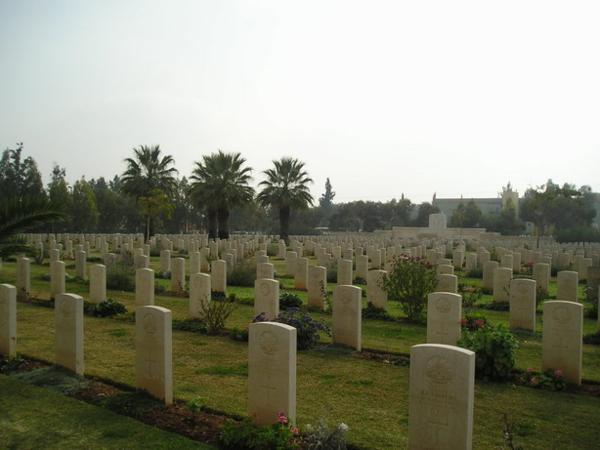 Kousek Británie uprostřed Negevské pouště - přísně střižený anglický trávník a záhony růží beze známky plevele na hřbitově anglických a australských vojáků, kteří zde padli za britského mandátu./Impressive cemetary of British and Australian fallen soldiers from the time of British Mandate. A piece of Britain in the middle of the Negev desert - sternly cut lawn and weedless rosebeds