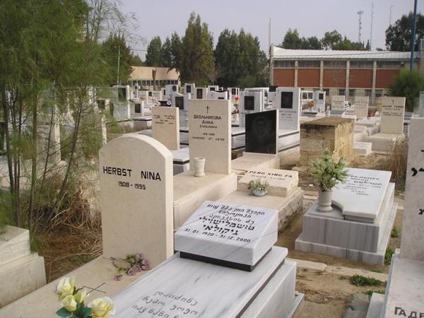 Beerševský nežidovský hřbitov - šokující směs ruských, gruzínských, vietnamských, čínských, polských a jiných náhrobků./Non-Jewish cemetary of Beersheva - a telling mixture of Russian, Georgian, Vietnamese, Chinese, Polish and other tumbstones