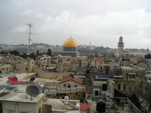 Tohle místo jsem objevila náhodou - je z něj neobvyklý pohled na celé staré město (případným zájemcům ráda prozradím, kde to je:-)/Just by chance I found this place with an unusual view of the Old town (I am willing to reveal the secret of where exactly it is, though)