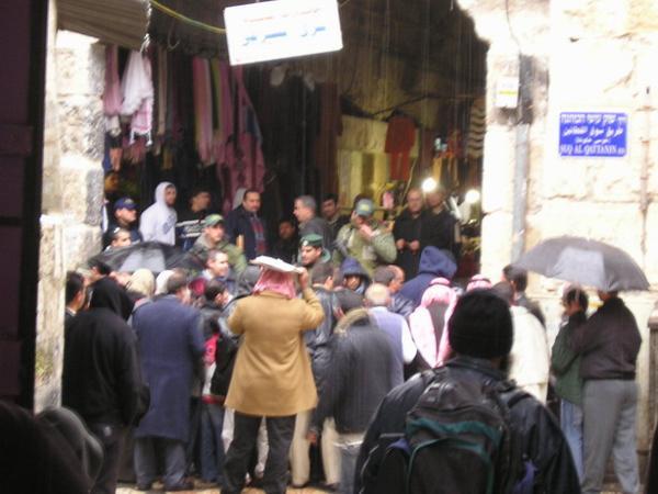 Páteční zmatek před bezpečnostní kontrolou na hranici mezi žid.a musl. čtvrtí/Friday chaos on the security check between the Jewish and Muslim quarters