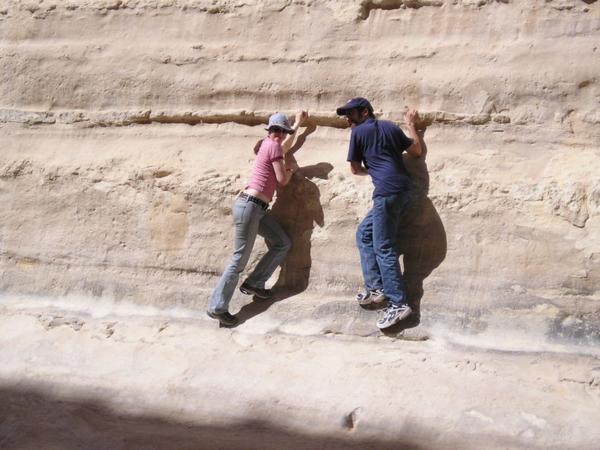 Tovah a Jeremy šplhají/Tovah and Jeremy climbing up a rock