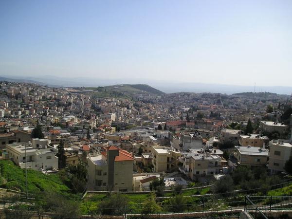 Výhled na město z Horniho Nazareta. Všimněte si, jak se okolní vršky po zimních deštích zelenají./A view of the Lower Town from Upper Nazareth