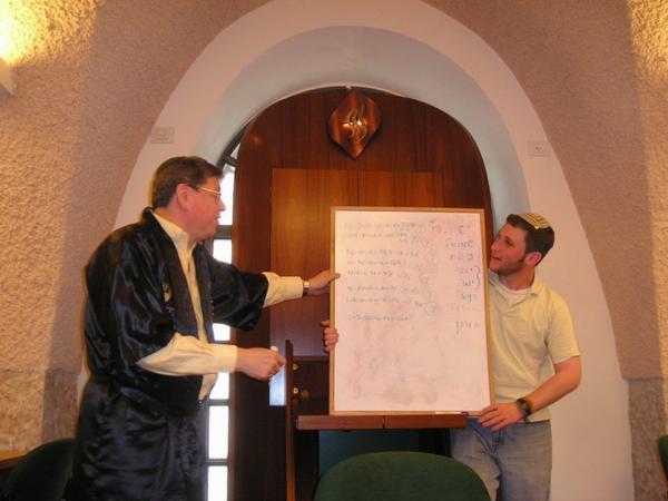 r. Lebeau vysvětluje složitou gematrii. Vedle něk Corey, můj kolega gabai./R. Lebeau and Corey, my gabai buddy